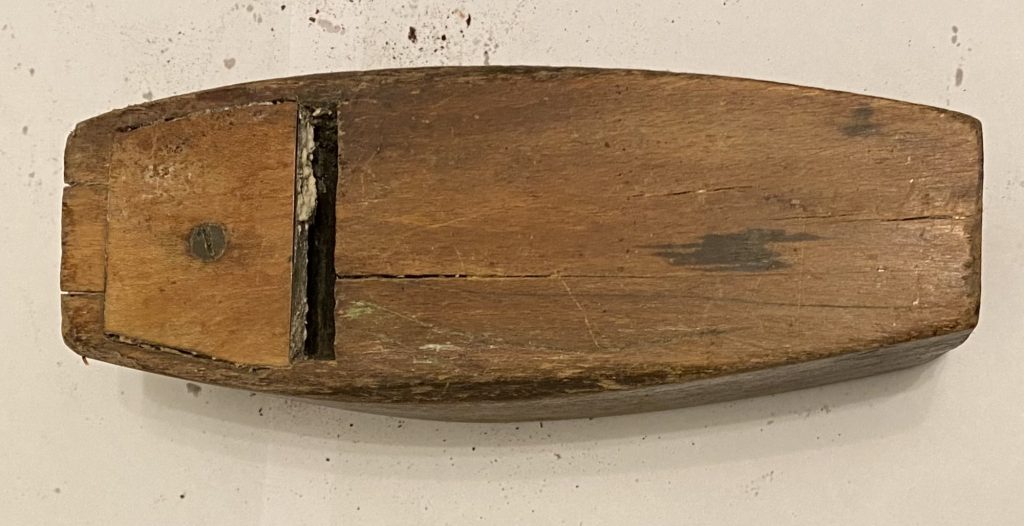 Wooden plane with poor condition mouth insert